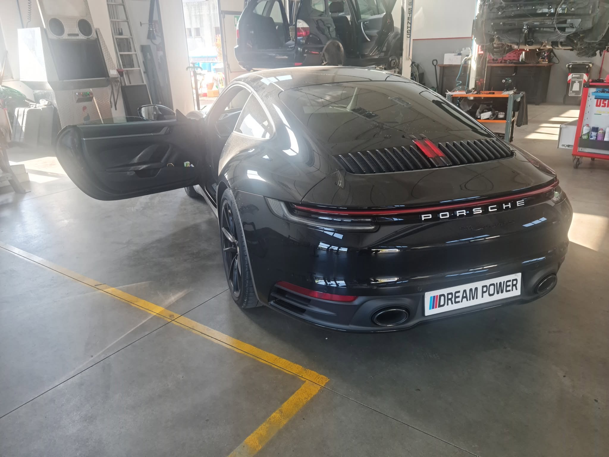 Dream Power - Porsche nera in officina, servizio professionale