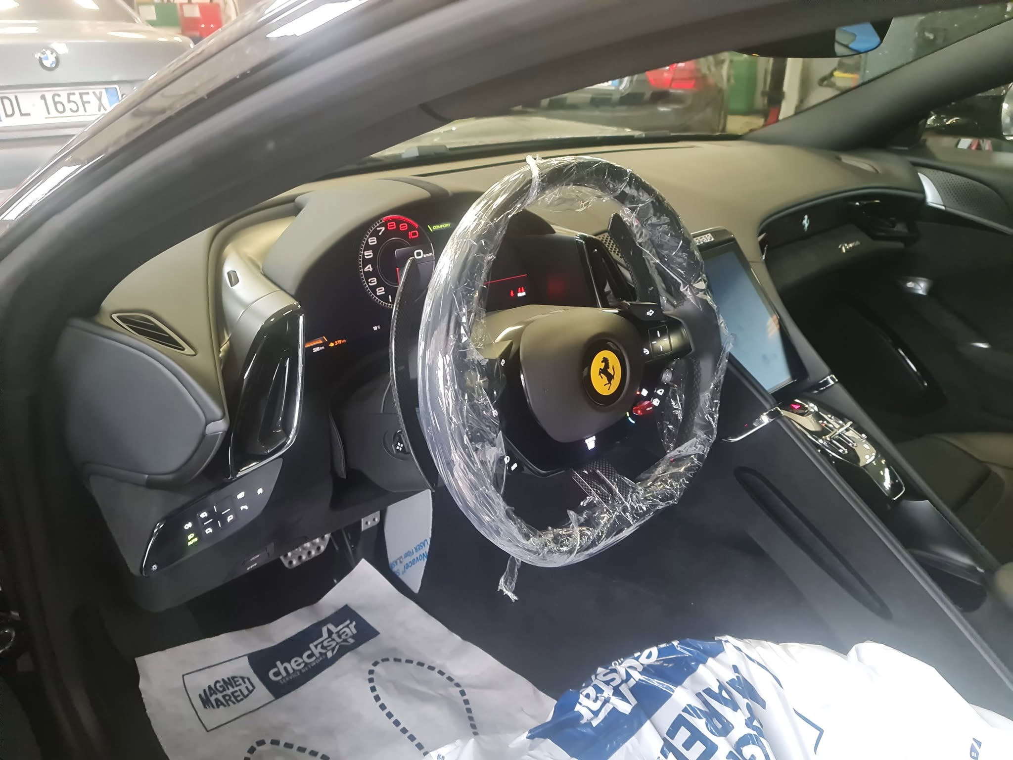 Ferrari in officina Dream Power - interni e volante sportivo