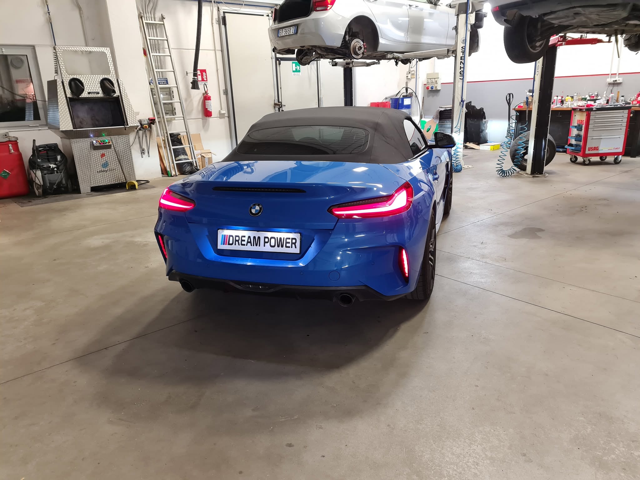 BMW Z4 blu in officina Dream Power - carrozzeria e meccanica